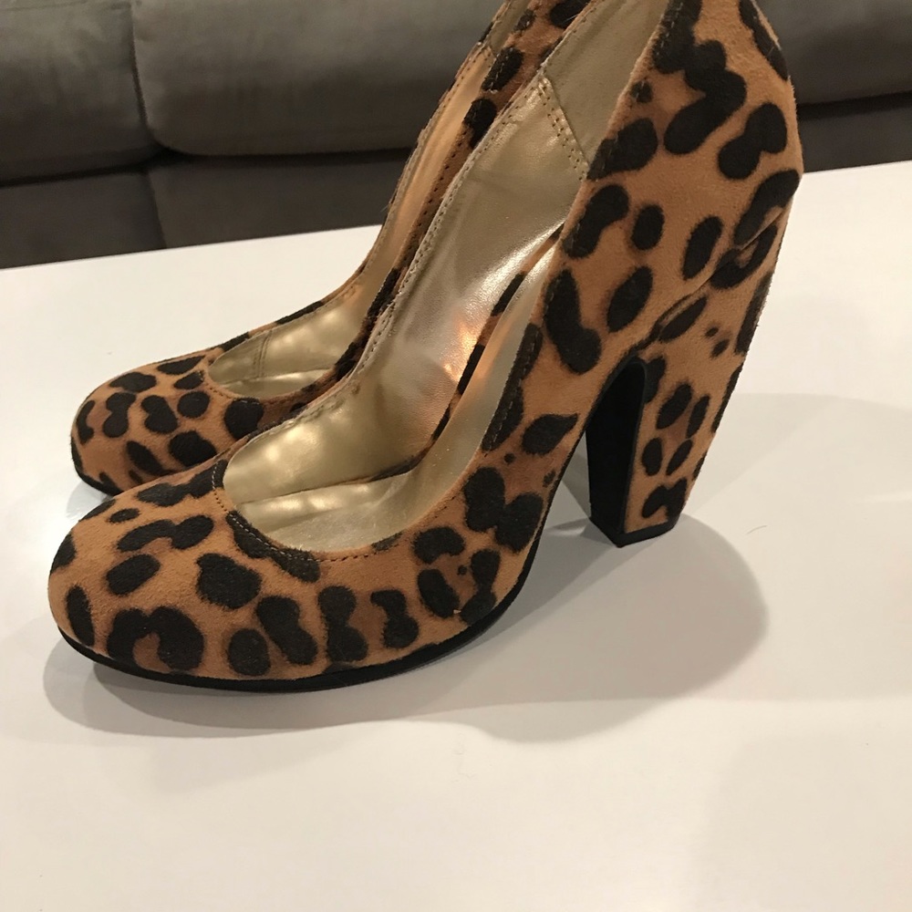 Bongo leopard print pumps size 6